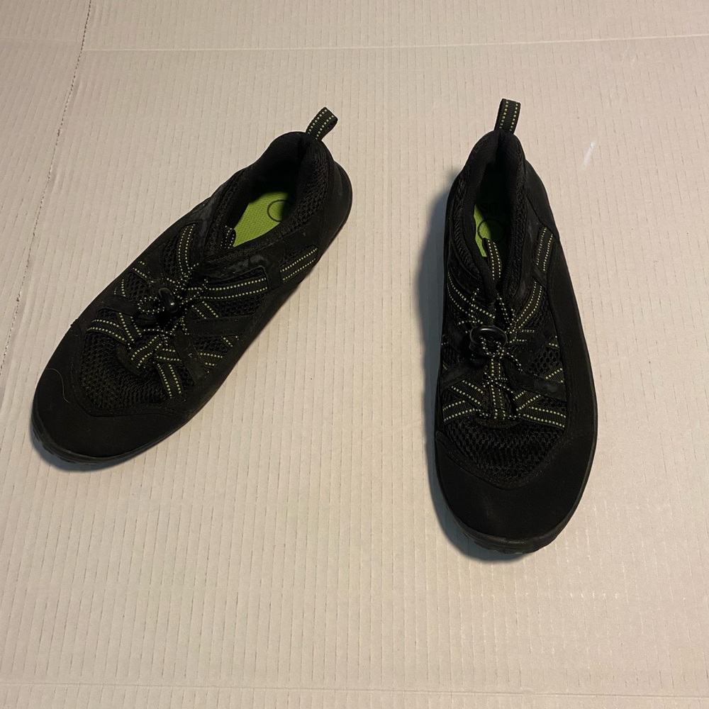 Men’s small 7-8 OP water shoes black and green beach ocean